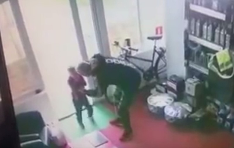 VIDEO/ Un copil de 4 ani era să moară sufocat în timp ce-şi aştepta tatăl la cumpărături. O bomboană i-ar fi putut aduce sfârșitul băiatului din Vrancea