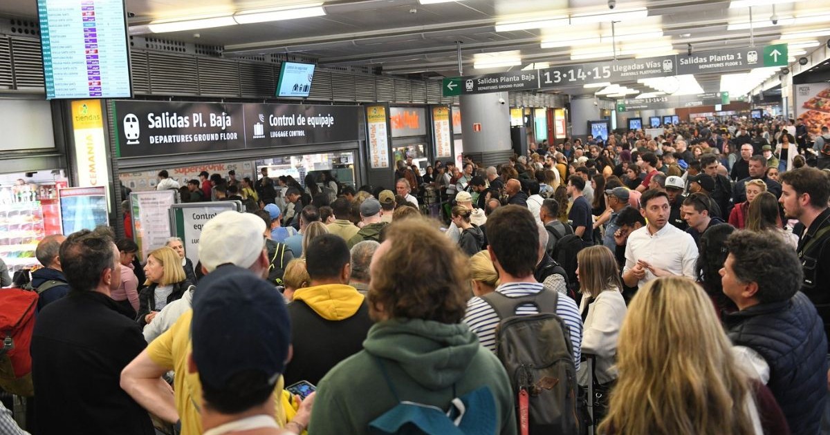 Zeci de persoane așteaptă în stația Atocha-Almudena Grandes pe 5 mai 2025, în Madrid (Spania), după ce sistemul de transport feroviar s-a blocat timp de ore întregi