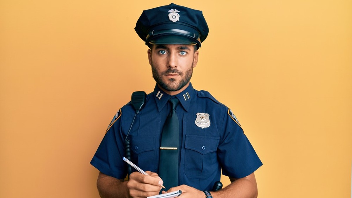 Ce înseamnă când visezi polițist