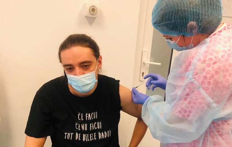 Mesajul viral de pe tricoul purtat de un medic român din Arad în timp ce se vaccina anti-covid