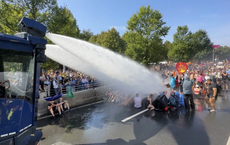 Poliția din Olanda a pus tunurile de apă pe activiștii de mediu care au blocat o autostradă. 2.400 de oameni, reținuți