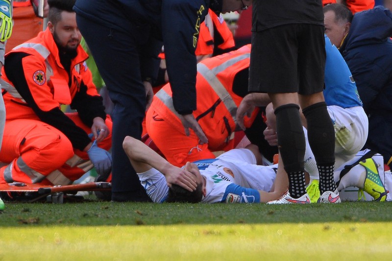epa04653609 Federico Mattiello of Chievo Verona reacts after an injury during Italian Serie A soccer match Chievo-Roma at the Bentegodi stadium in Verona, Italy, 8 March 2015. EPA/VENEZIA FILIPPO