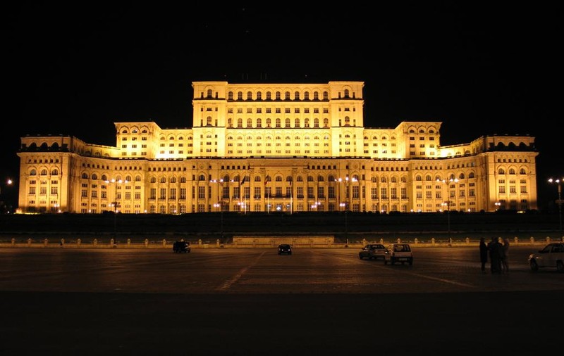 Fațada Palatului Parlamentului va fi iluminată doar în proporție de 50%, în urma unei decizii a Camerei Deputaților