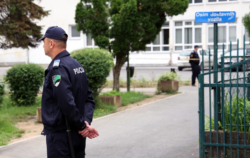 Atac armat într-o școală din Bosnia. Un băiat de 14 ani a împușcat un profesor