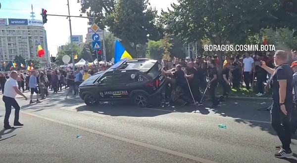 Dusterul Jandarmeriei, imposibil de răsturnat de 10 huligani de la mitingul oierilor. Foto: Instagram/ dragos.cosmin.bota