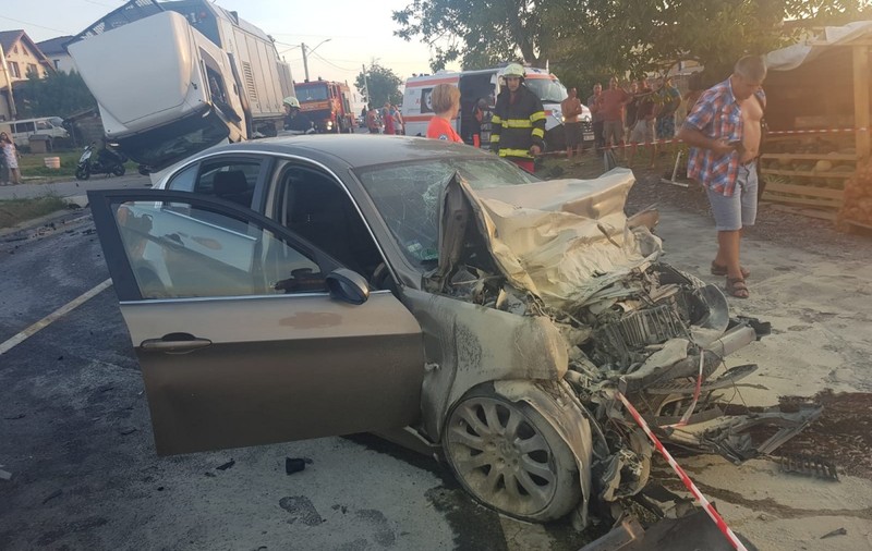 Un bărbat de 35 de ani a murit în județul Sibiu după ce a intrat cu mașina într-un tir. Traficul e blocat