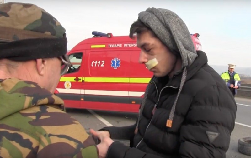VIDEO/ A cerut bani după ce a ajutat victimele unui accident în județul Cluj. „Măcar 10 lei”