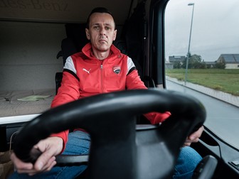 Daniel, la volanul TIR-ului pe care-l conduce în apropiere de orașul Nürnberg, Germania