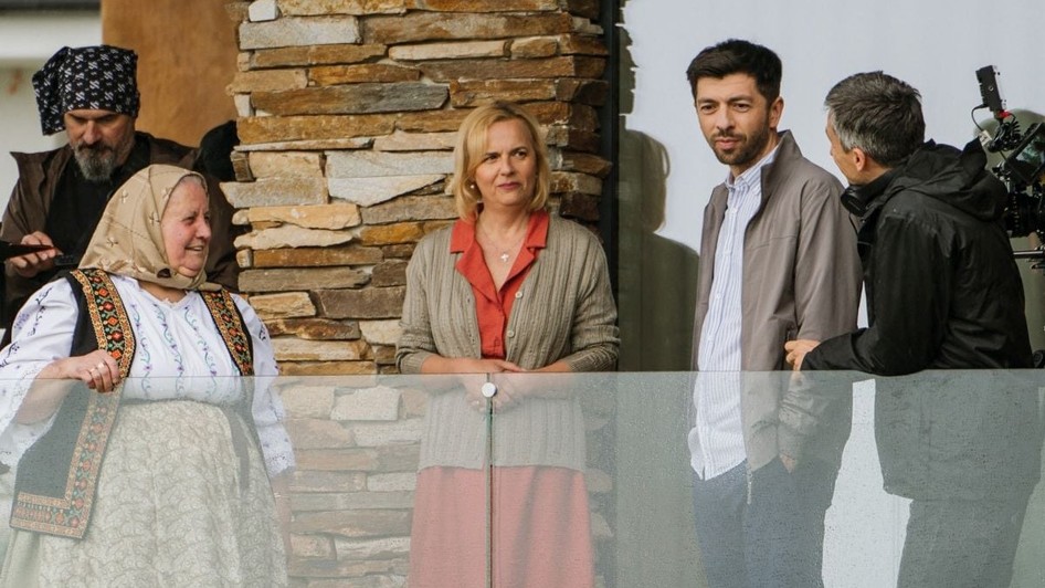 Bunica din Chinteni și Mircea Bravo la filmările pentru filmul „Băiat de milioane” | Foto: PR