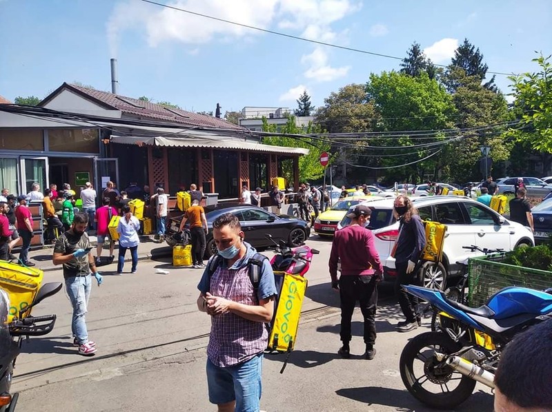 Zeci de curieri, în fața restaurantului Cocoșatu din 1 mai 2020