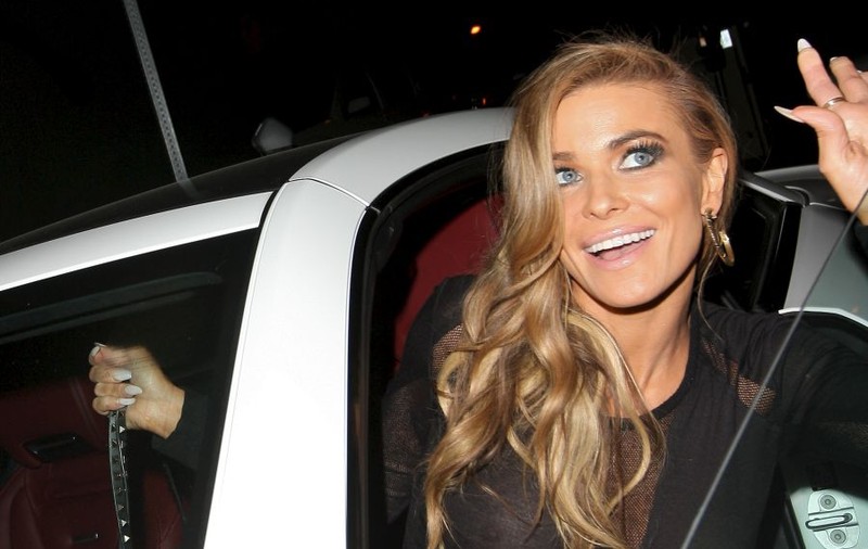 CARMEN ELECTRA arată TOT la TOATĂ LUMEA! Cu CHILOŢII la vedere şi cu SFÂRCURILE la înaintare! | FOTO