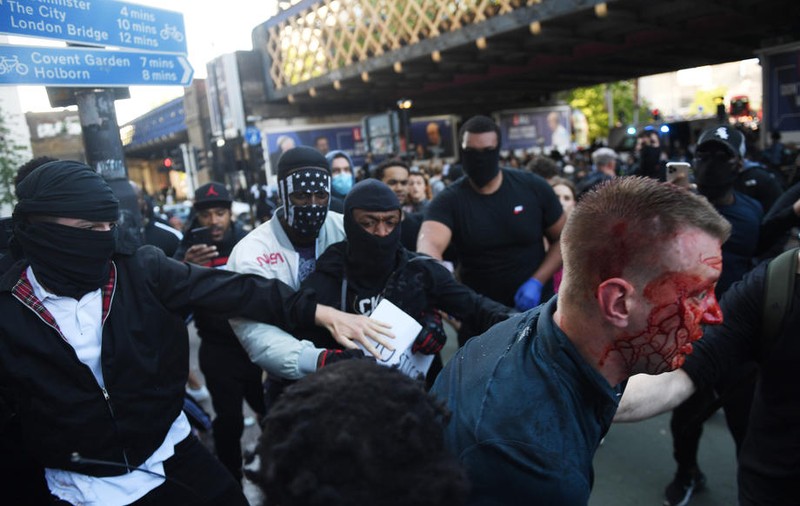 Confruntări violente ale manifestanților cu Poliția, în centrul Londrei. Au aruncat cu sticle în forțele de ordine