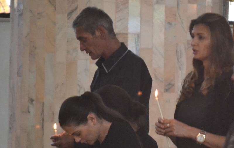 Monica şi Ramona Gabor, ÎMPIETRITE DE DURERE, ÎN BISERICĂ! Uite-le alături de sora lor, LA SLUJBA ÎN MEMORIA MAMEI! | FOTO 