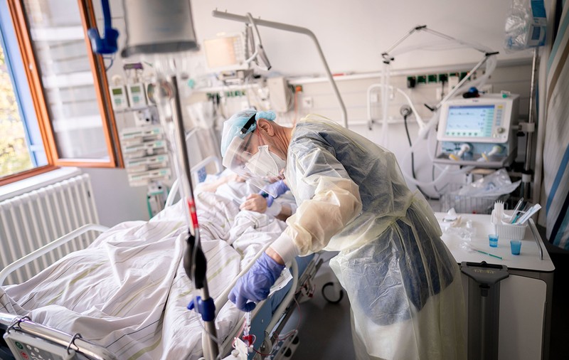 Colegiul Medicilor din Bucureşti, avertisment legat de valul 4 de COVID: Risc de epuizare şi burnout pentru personalul medical
