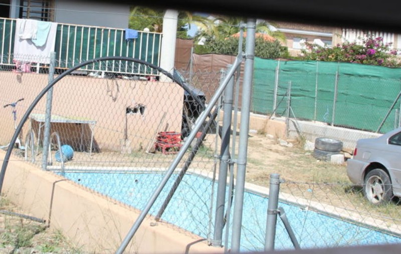 O fetiță româncă de un an și jumătate s-a înecat într-o piscină în Spania. Familia e acuzată că ocupă abuziv vila în curtea căreia a avut loc tragedia