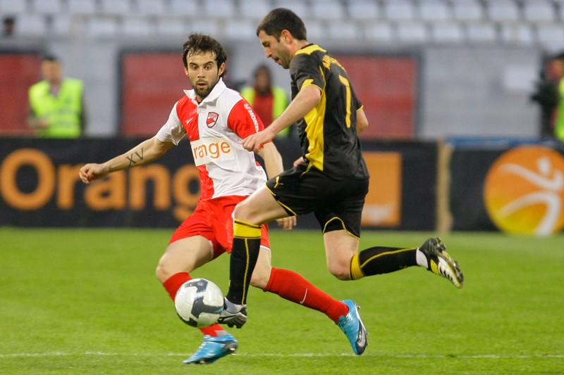 Jucatorul echipei de fotbal Dinamo Bucuresti, Francisco Jose Calderon Molinero (S), lupta pentru posesia balonului cu Catalin Munteanu (D), de la FC Brasov, in timpul partidei dintre Dinamo Bucuresti si FC Brasov, din cadrul etapei a XXVII-a, a Ligii I, pe Stadionul Dinamo, duminica, 11 aprilie 2010.