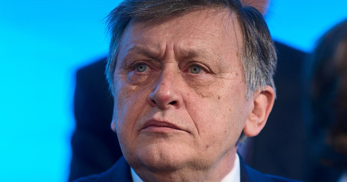 Imaginea prezintă un portret lui Crin Antonescu, privind într-o parte, cu o expresie serioasă, pe un fundal albastru.