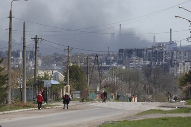 Vedere a combinatului Azovstal de pe o stradă din Mariupol, pe 21 aprilie 2022. Foto: Profimedia