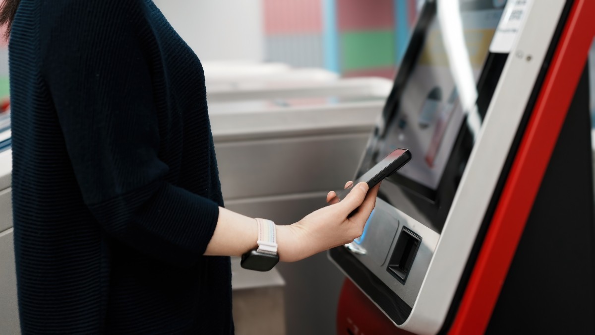 Angajaţi ai unor magazine din mai multe judeţe, care utilizează staţii de plată self-pay pentru plăţi de facturi, taxe sau rate, au fost ţinta unei escrocherii ingenioase.  Sursă foto Shutterstock