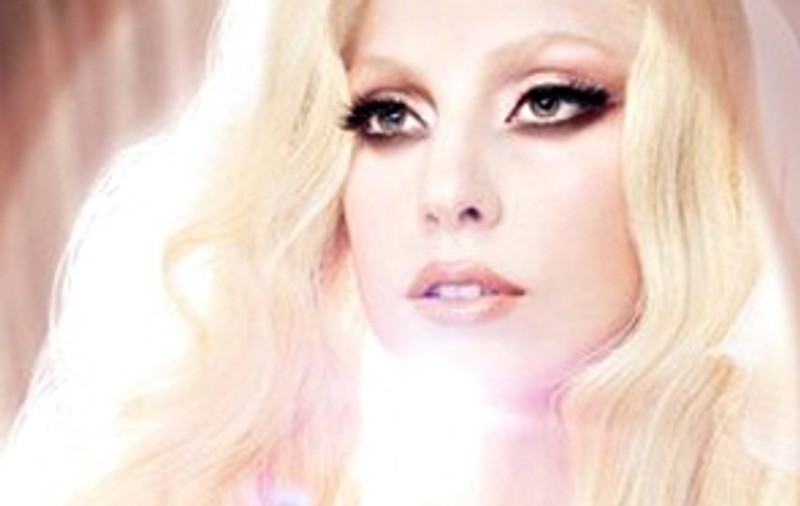 Lady Gaga arată super într-o campanie pentru cosmetice