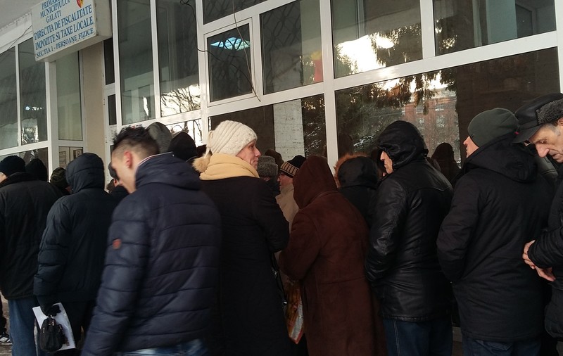 Coadă la minus 15 grade Celsius ca să-și plătească impozitele. Aproape 100 de pensionari din Galați au dârdâit de frig pentru taxe mai mici cu 10 la sută