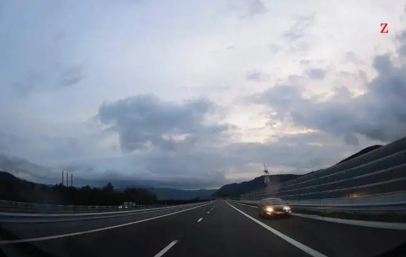 VIDEO | A mers pe contrasens pe autostrada Lugoj - Deva, la doar două ore de la inaugurare!