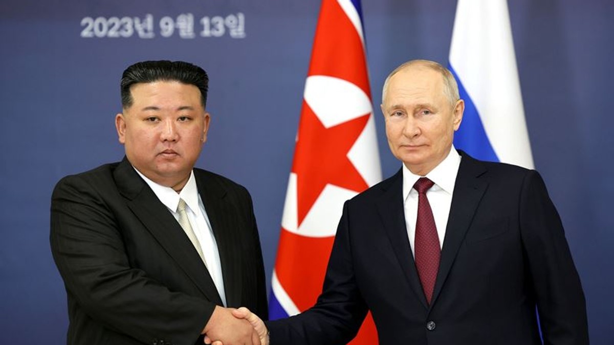 Vladimir Putin (dreapta) și Kim Jong-un