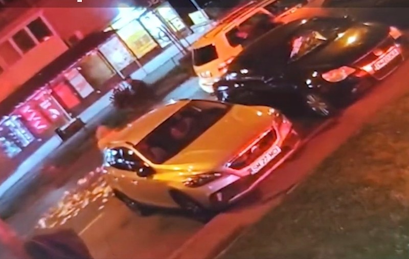 O femeie a aruncat cu bani pe stradă la Timișoara. Gestul rămâne un mister, dar suma este una importantă