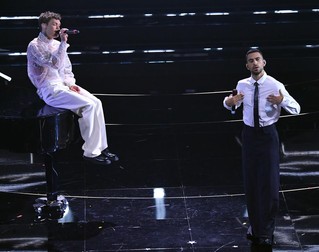 Cântăreții italieni Mahmood și Blanco interpretează piesa „Brividi” pe scena Festivalului de la Sanremo, 5 februarie 2022 | Foto: EPA