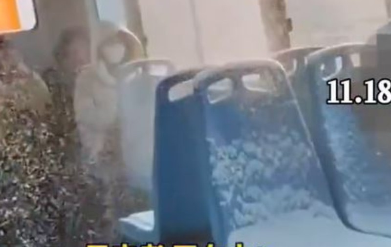 Imagini dintr-un autobuz în care ninge, în China. Autorități: „Era un pic cam vechi”. Călător: „A fost rece, dar destul de romantic”