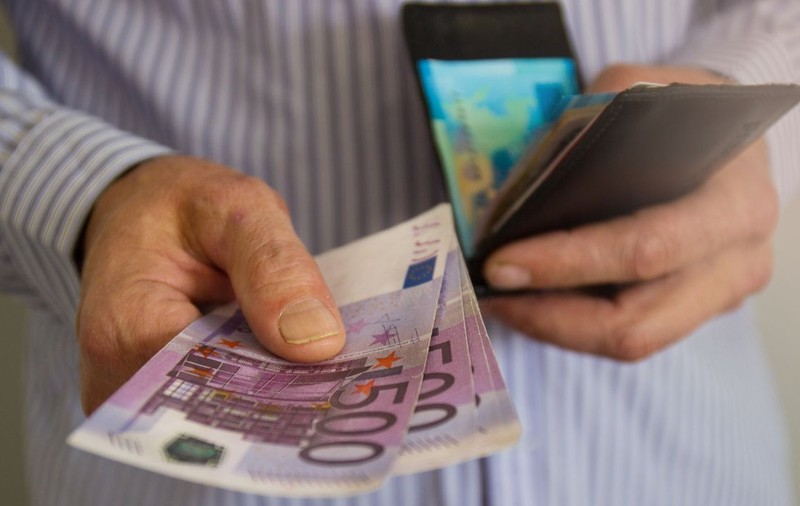 Ce act va fi obligatoriu să prezinți dacă vrei să faci plăți în numerar mai mari de 3.000 de euro, în Austria