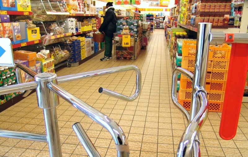 Un bărbat a încercat să se sinucidă într-un hypermarket din București