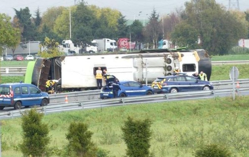 UPDATE | 33 de răniți după ce un autocar s-a răsturnat pe o autostradă în Franța. Printre victime se află și doi români