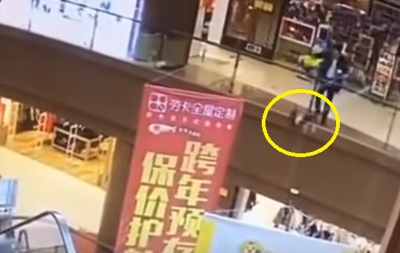 VIDEO | Imagini terifiante. Un bărbat a aruncat o fetiță de la etajul trei al unui mall. Apoi a plonjat și el în gol!