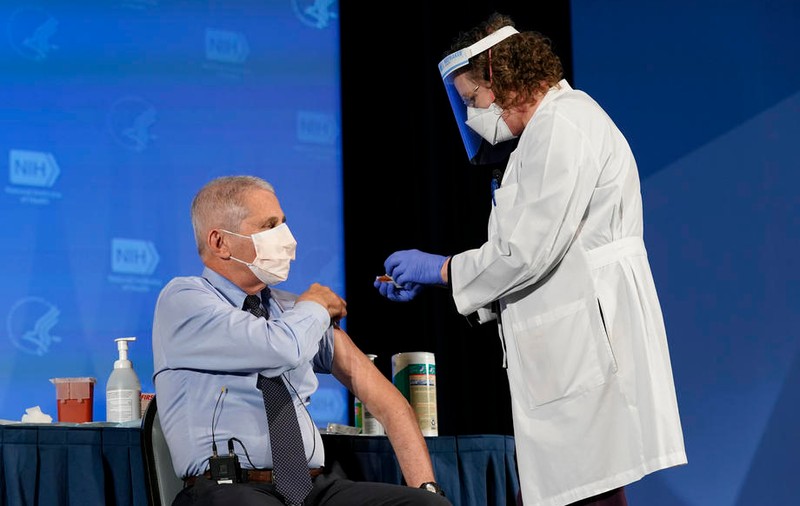 VIDEO| Anthony Fauci s-a vaccinat în direct împotriva Covid-19. El a primit o doză din serul produs de Moderna
