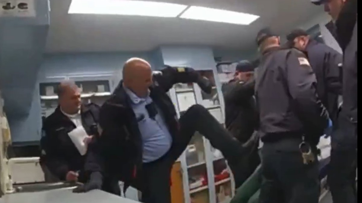 deținut afro-american bătut de mai mulți gardieni într-o închisoare din New York
