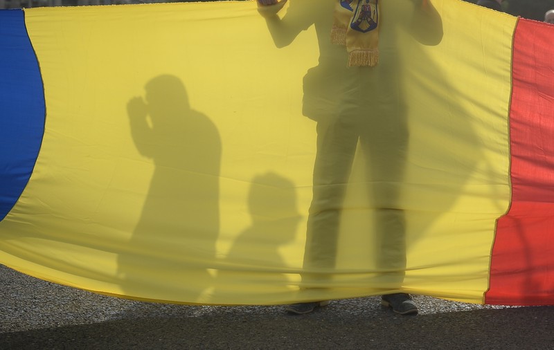 Dialogul surzilor. Cum a ajuns România să fie împărțită între caricaturile neo-legionarilor cu opinci și ale hipsterilor corporatiști cu pălăriuță
