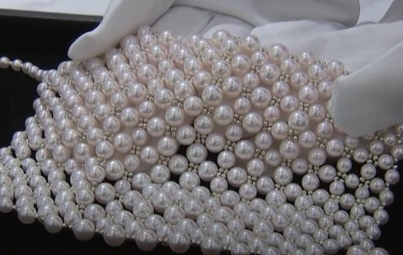 VIDEO  | În Japonia au fost puse în vânzare măști decorate cu diamante și perle. Produsele ajung până la 9.600 de dolari