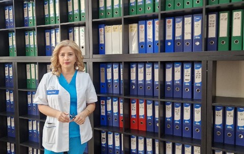 „Nu ești mult mai mamă, dacă ai născut pe cale naturală”. Interviu cu prof. dr. Monica Cîrstoiu, care desființează miturile „anticezariană” de pe panourile din București