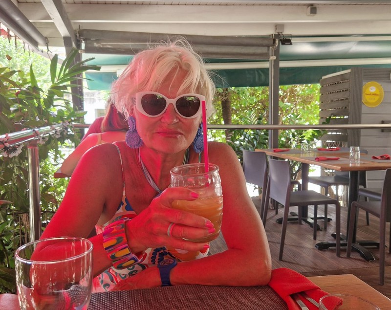 Ritualul pe care Monica Tatoiu îl are în fiecare dimineață. Anafură, apă sfințită și șampanie la micul dejun: „Eu de mică am învățat să beau”