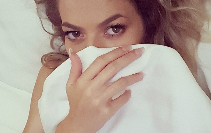 Lidia Buble se află printre oile lui Cristian Pomohaici. Imaginea care a creat isterie în mediul virtual