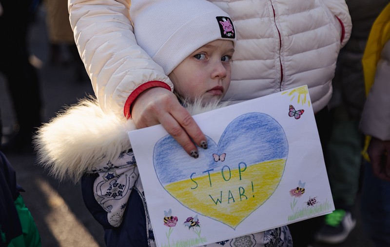Refugiații ucraineni au protestat, alături de români, în fața Ambasadei Rusiei, cu gândul la cei de acasă „care trăiesc sub pământ”