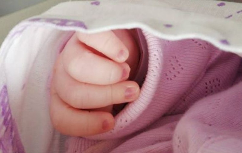 O mamă și-a vândut copilul nou născut pentru 38 de euro! A făcut tranzacția pe internet