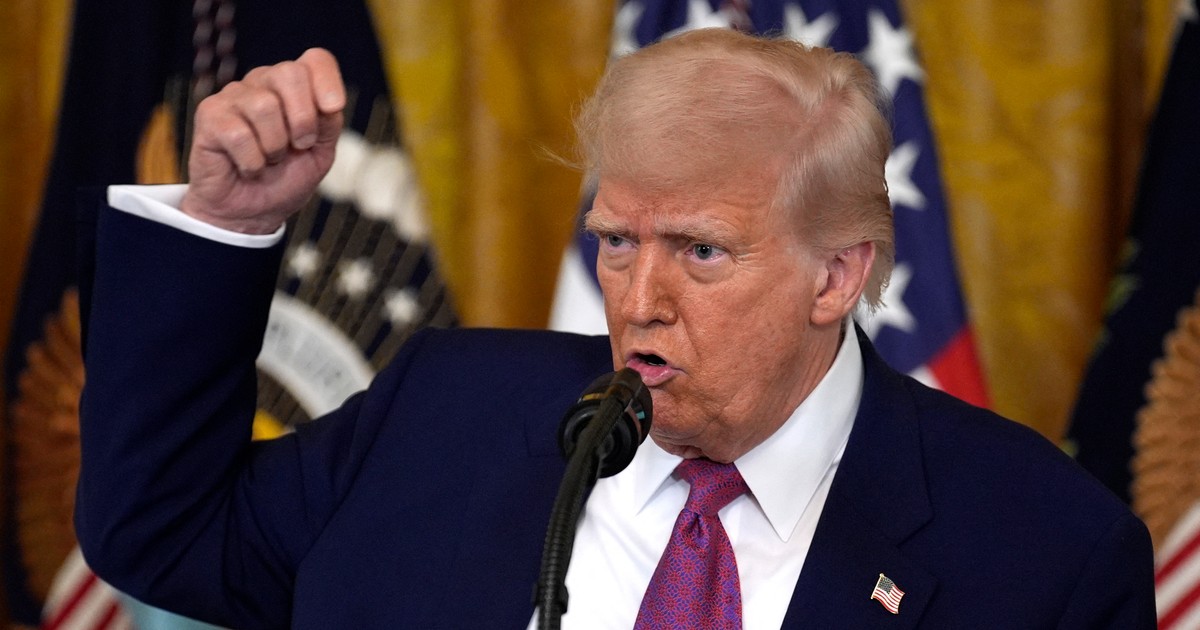 Imagine cu Donald Trump ținând mâna ridicată și având pumnul strâns