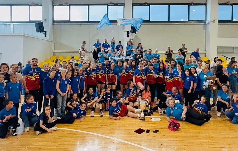 Cum a ajuns o tânără antrenoare de handbal să câștige titlul de campioană a României alături de Kids Tâmpa Brașov: „Reprezintă toate momentele în care am fost aproape să renunț, toate lacrimile”