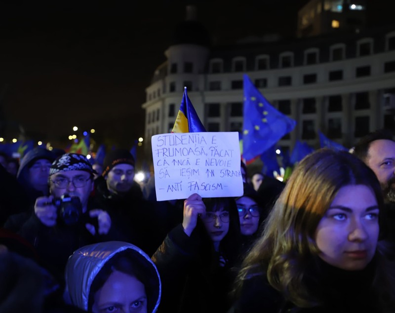 Miting pro-Europa în Piața Universității din București, cu 3 zile înaintea turului 2 al alegerilor prezidențiale