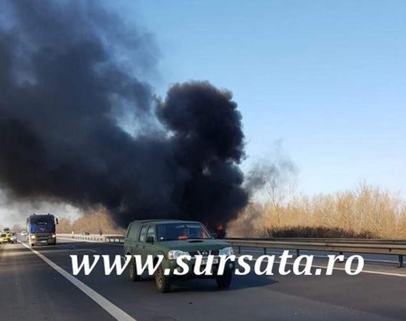 Incendiu pe A1, la kilometrul 26. Traficul a fost blocat spre Pitești, după ce o autoutilitară a luat foc la Bolintin-Deal