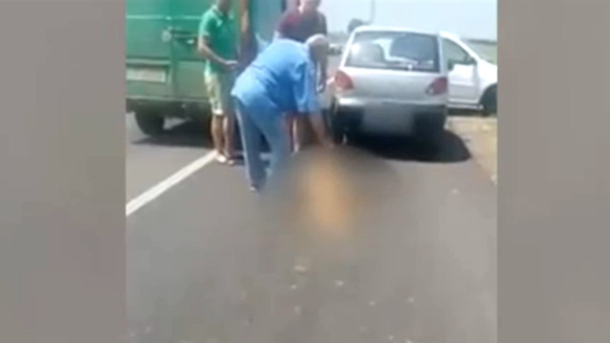 Și-a legat câinele de mașină și l-a târât până l-a umplut de sânge. Fapta de o cruzime extremă a unui bărbat din Turnu Măgurele