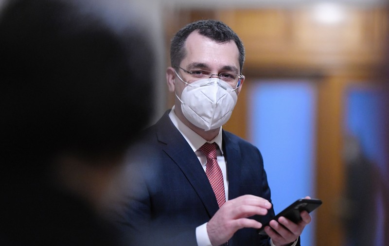 Secretul la români. Vlad Voiculescu nu e trădător dacă a dezvăluit sediul vreunei case conspirative, ci e tâmpit ăla care a stabilit centru de vaccinare acolo