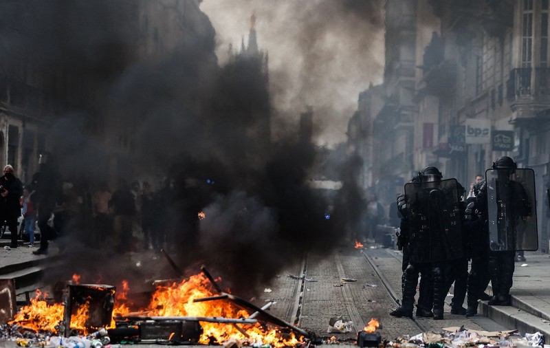 Primăria din Bordeaux, incendiată de protestatari. Violențe în mai multe orașe. Imagini cu haosul de pe străzi